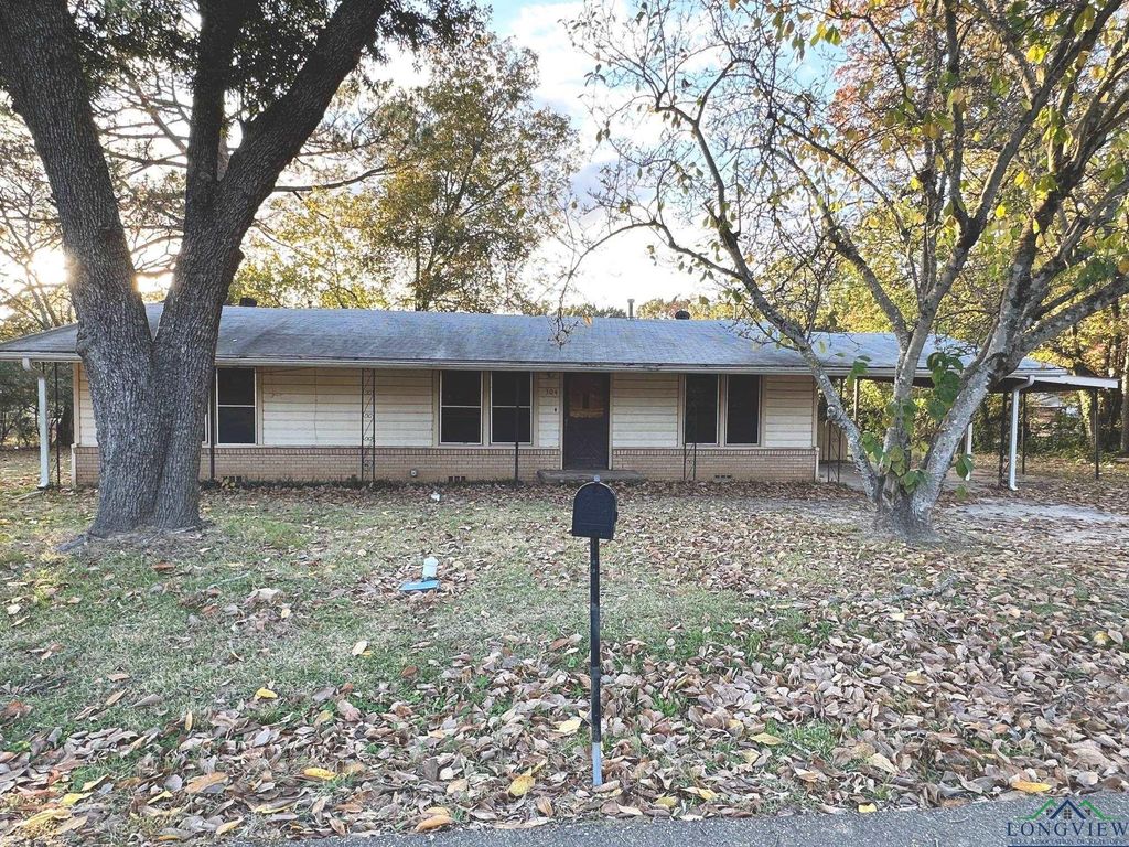 304 Hughes Avenue, Daingerfield, TX 75638