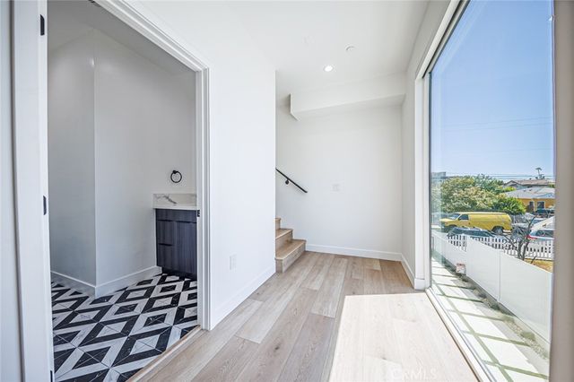 11313 Collins Street 11311-2, North Hollywood, CA 91601