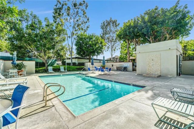 11 Las Brisas 6, Irvine, CA 92612