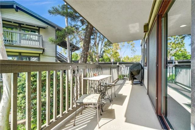 11 Las Brisas 6, Irvine, CA 92612