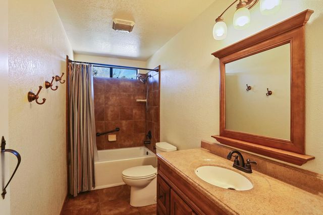 8510 Hautly Ln, Valley Springs, CA 95252