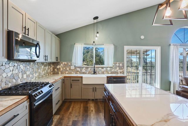 8510 Hautly Ln, Valley Springs, CA 95252