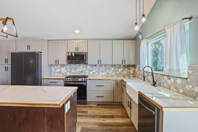 8510 Hautly Ln, Valley Springs, CA 95252