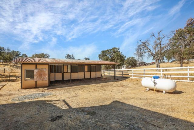 8510 Hautly Ln, Valley Springs, CA 95252