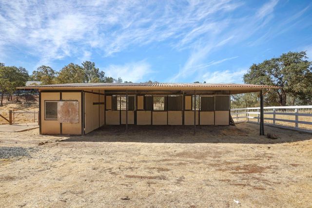 8510 Hautly Ln, Valley Springs, CA 95252