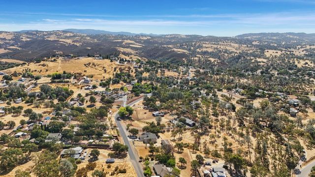 8510 Hautly Ln, Valley Springs, CA 95252
