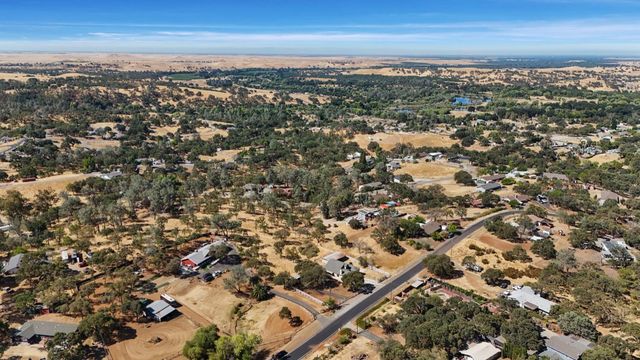 8510 Hautly Ln, Valley Springs, CA 95252