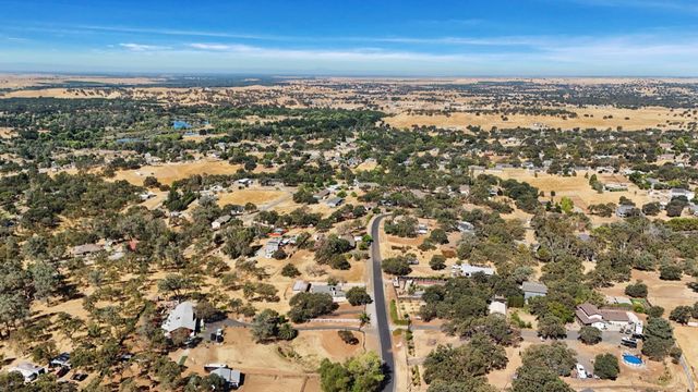 8510 Hautly Ln, Valley Springs, CA 95252