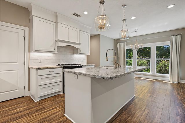 1859 E Lake Drive, Huntsville, TX 77340