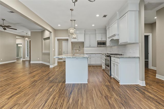 1859 E Lake Drive, Huntsville, TX 77340
