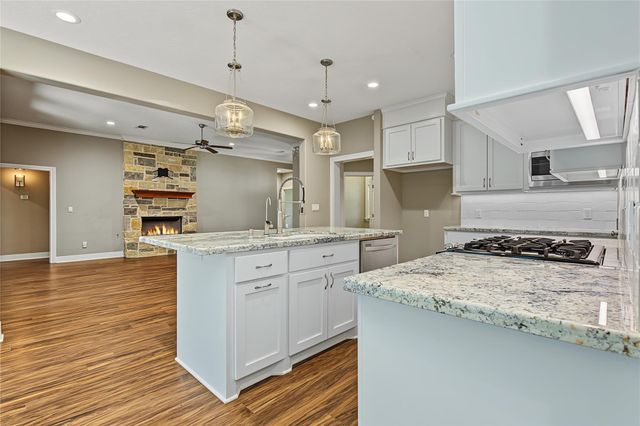 1859 E Lake Drive, Huntsville, TX 77340