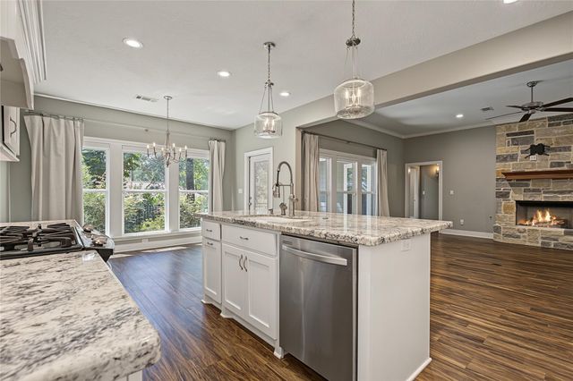 1859 E Lake Drive, Huntsville, TX 77340