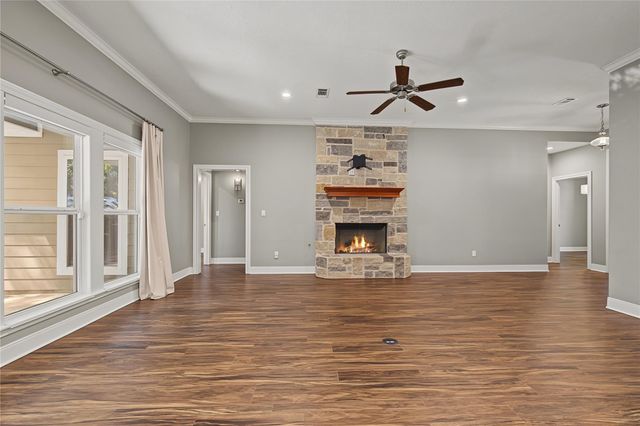 1859 E Lake Drive, Huntsville, TX 77340