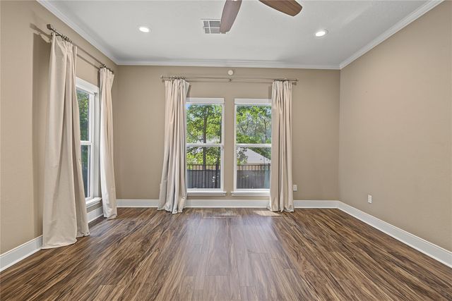 1859 E Lake Drive, Huntsville, TX 77340