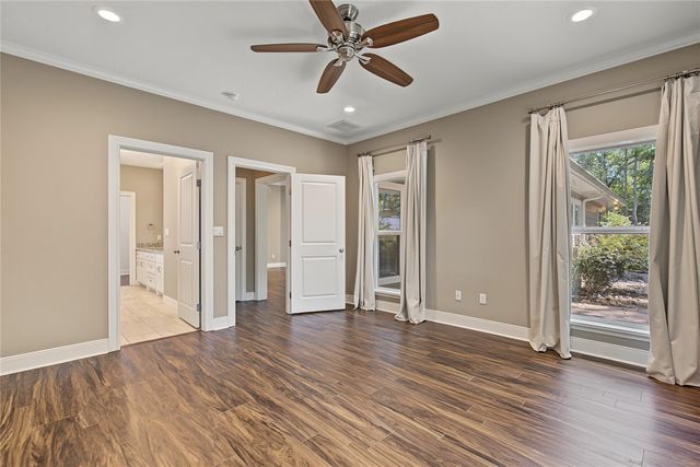 1859 E Lake Drive, Huntsville, TX 77340