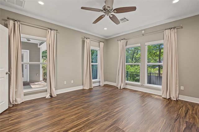 1859 E Lake Drive, Huntsville, TX 77340