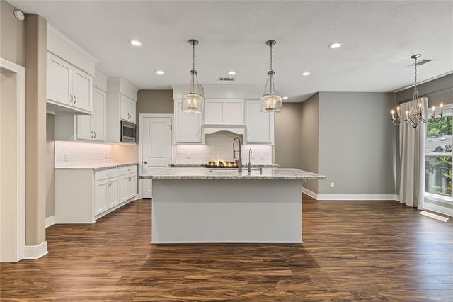 1859 E Lake Drive, Huntsville, TX 77340