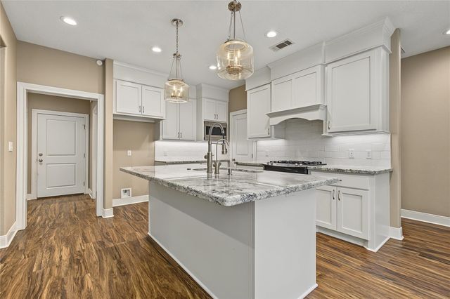 1859 E Lake Drive, Huntsville, TX 77340