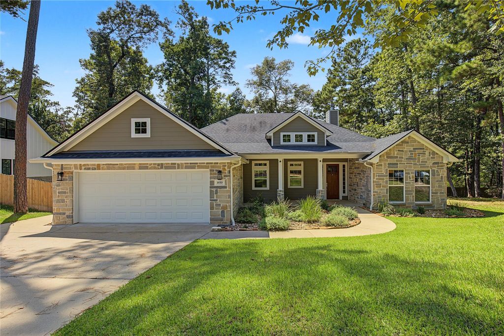 1859 E Lake Drive, Huntsville, TX 77340
