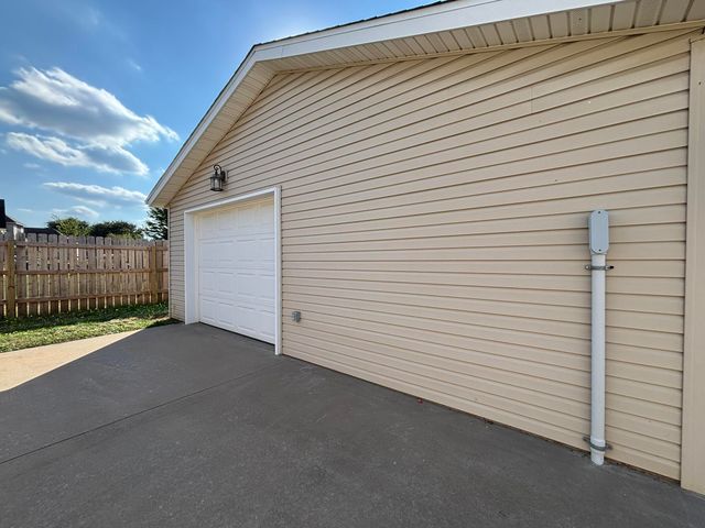 704 Silver Oaks Drive, Carl Junction, MO 64834