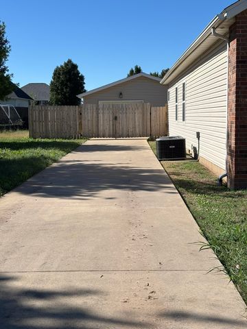 704 Silver Oaks Drive, Carl Junction, MO 64834