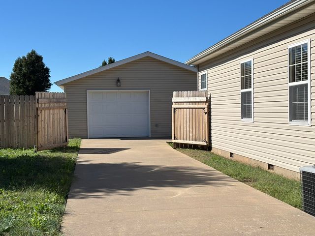 704 Silver Oaks Drive, Carl Junction, MO 64834