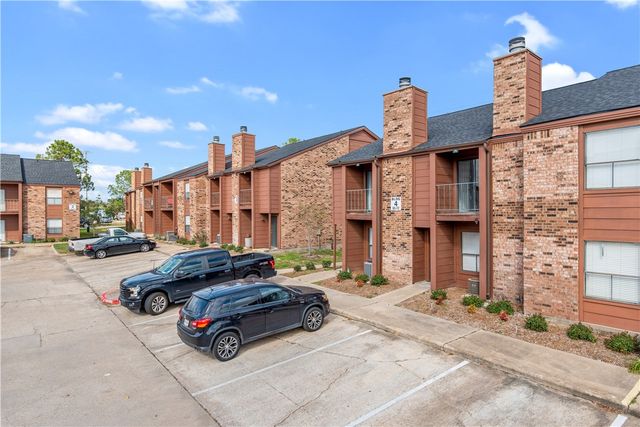 904 University Oaks Boulevard 90, College Station, TX 77840