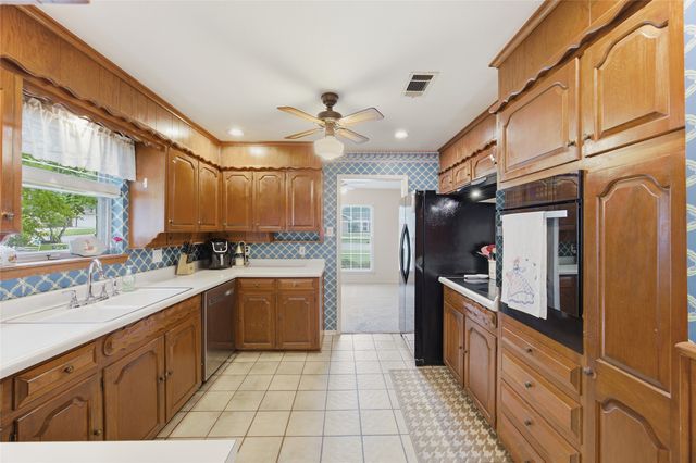 3912 Twilight Drive S, Benbrook, TX 76116