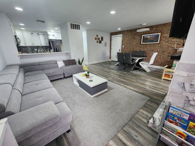 320 Sheridan Drive 2C, Willowbrook, IL 60527