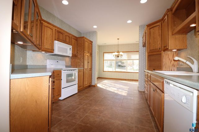 5815 S Shadow Wood Pl Place, Sioux Falls, SD 57108