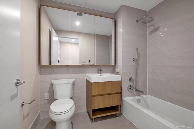 131-02B 40th Road 15U, Flushing, NY 11354