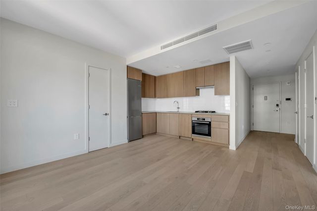 131-02B 40th Road 15U, Flushing, NY 11354