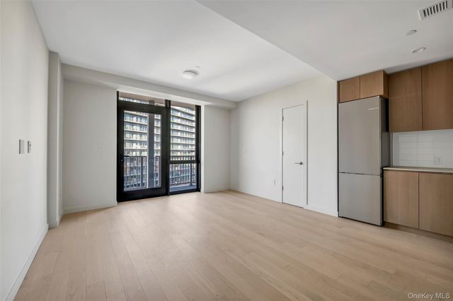 131-02B 40th Road 15U, Flushing, NY 11354