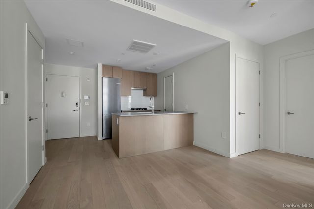 131-02B 40th Road 15U, Flushing, NY 11354