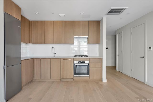 131-02B 40th Road 15U, Flushing, NY 11354