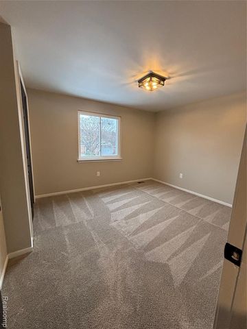 8821 Knolson Avenue, Livonia, MI 48150