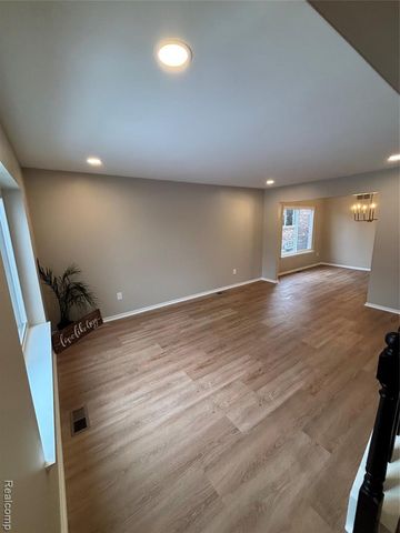 8821 Knolson Avenue, Livonia, MI 48150