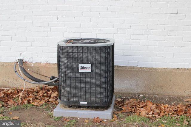 1039 BARKER ROAD, Sharon Hill, PA 19079