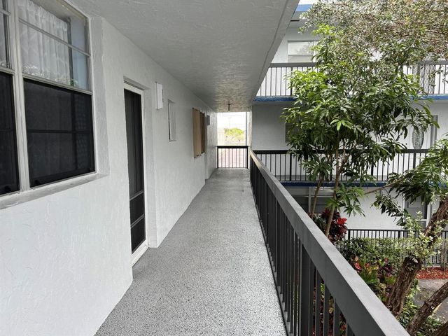 3220 Holiday Springs Boulevard 1-210, Margate, FL 33063