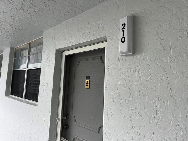 3220 Holiday Springs Boulevard 1-210, Margate, FL 33063