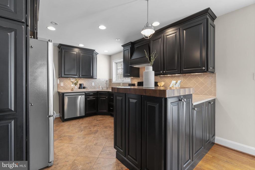 Image 9 of property listing at 4356 COLUMBIA RD, Ellicott City, MD 21042