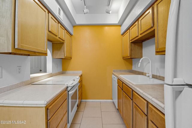 5750 N Camino Esplendora Apt 116, Tucson, AZ 85718