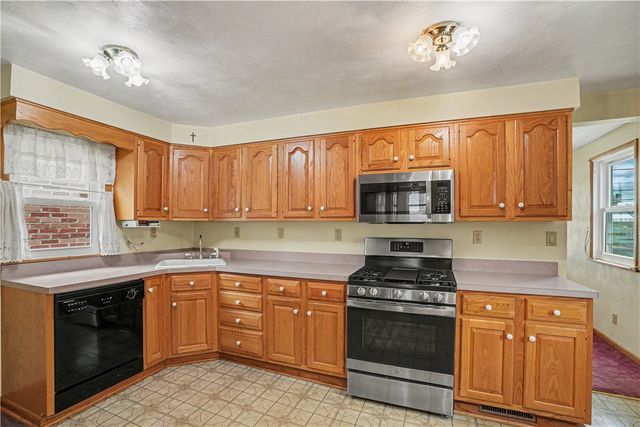 215 Acme Ave, Harmar, PA 15024