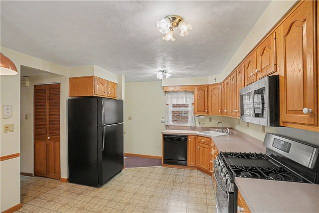 215 Acme Ave, Harmar, PA 15024
