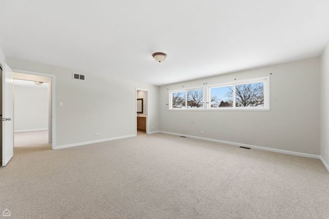 1081 PINEHURST Lane, Schaumburg, IL 60193