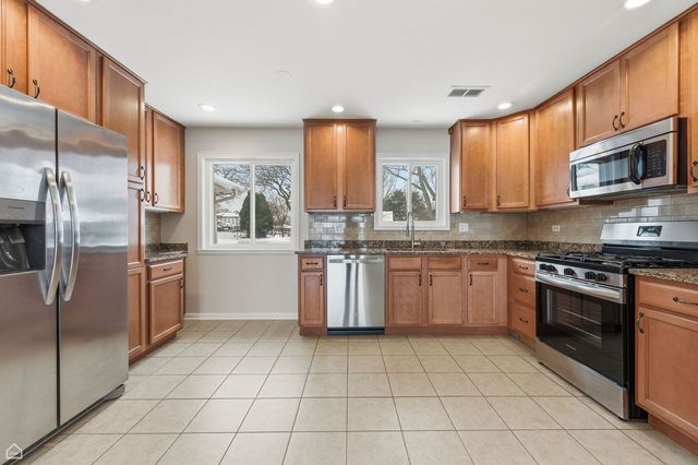 1081 PINEHURST Lane, Schaumburg, IL 60193