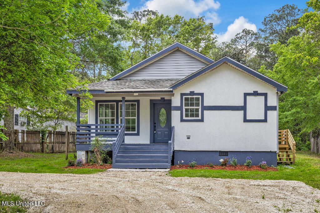 2011 S 7th Street, Ocean Springs, MS 39564