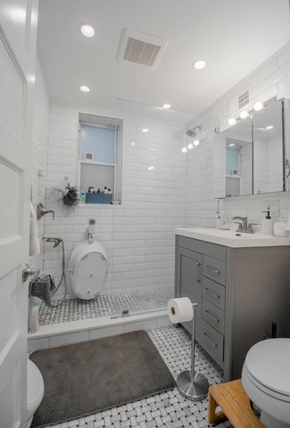 4948 N Winchester Avenue, Chicago, IL 60640