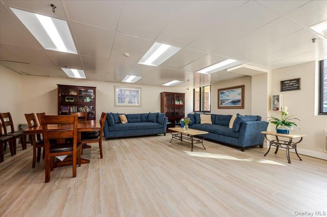 750 W Broadway 3M, Long Beach, NY 11561