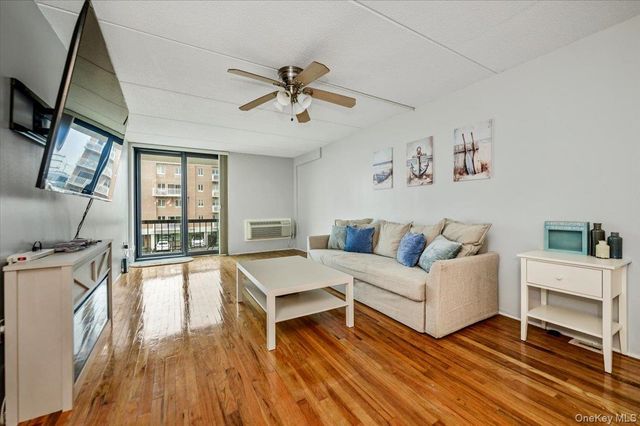 750 W Broadway 3M, Long Beach, NY 11561